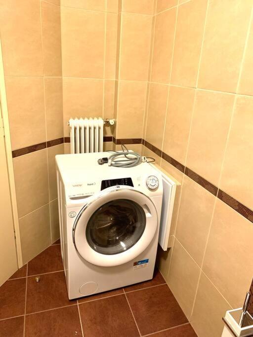 Spacious 4-Bedroom Family Home, 100M From Metro Atina Dış mekan fotoğraf